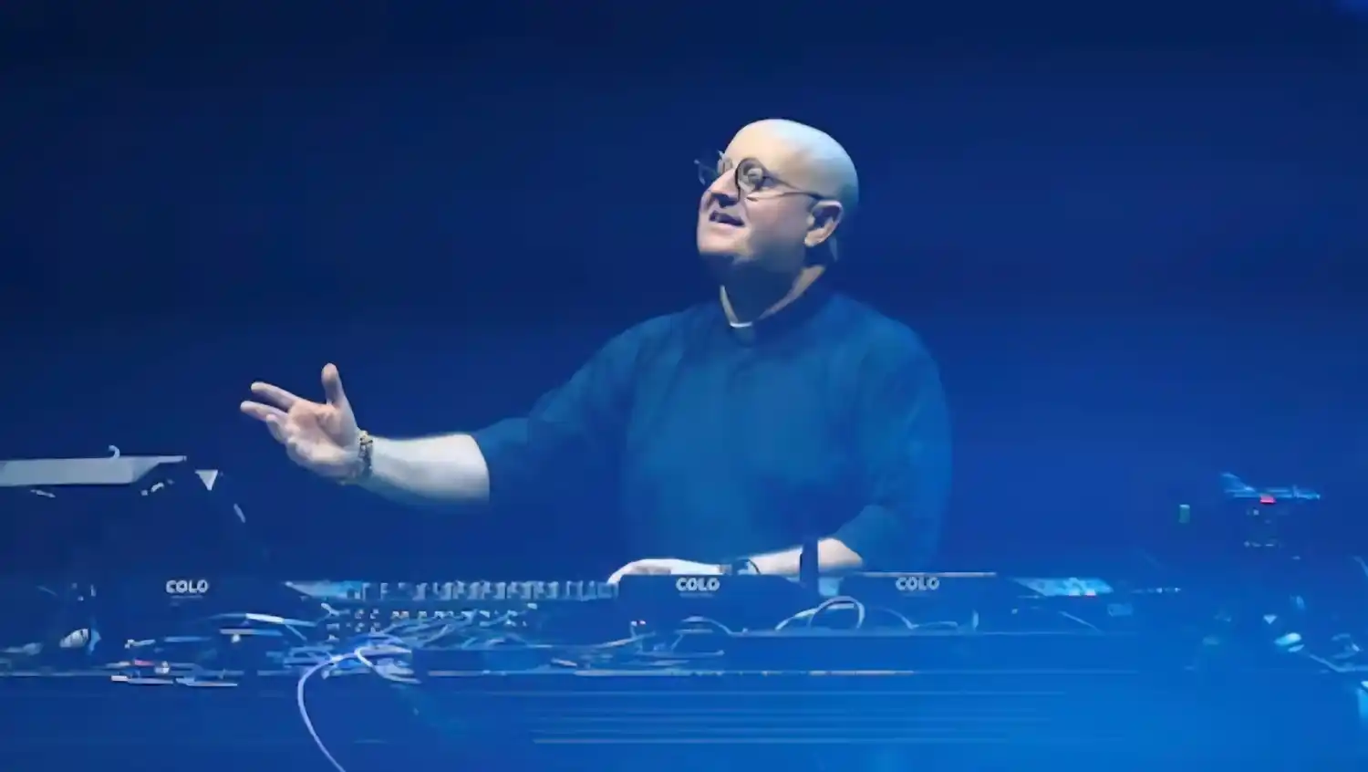 El sacerdote portugués encabezó un evento que combinó fe, música electrónica y el legado del papa Francisco.