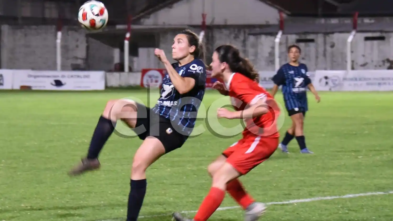 Mandrini, yendo por la pelota en el partido frente a Mar del Plata.