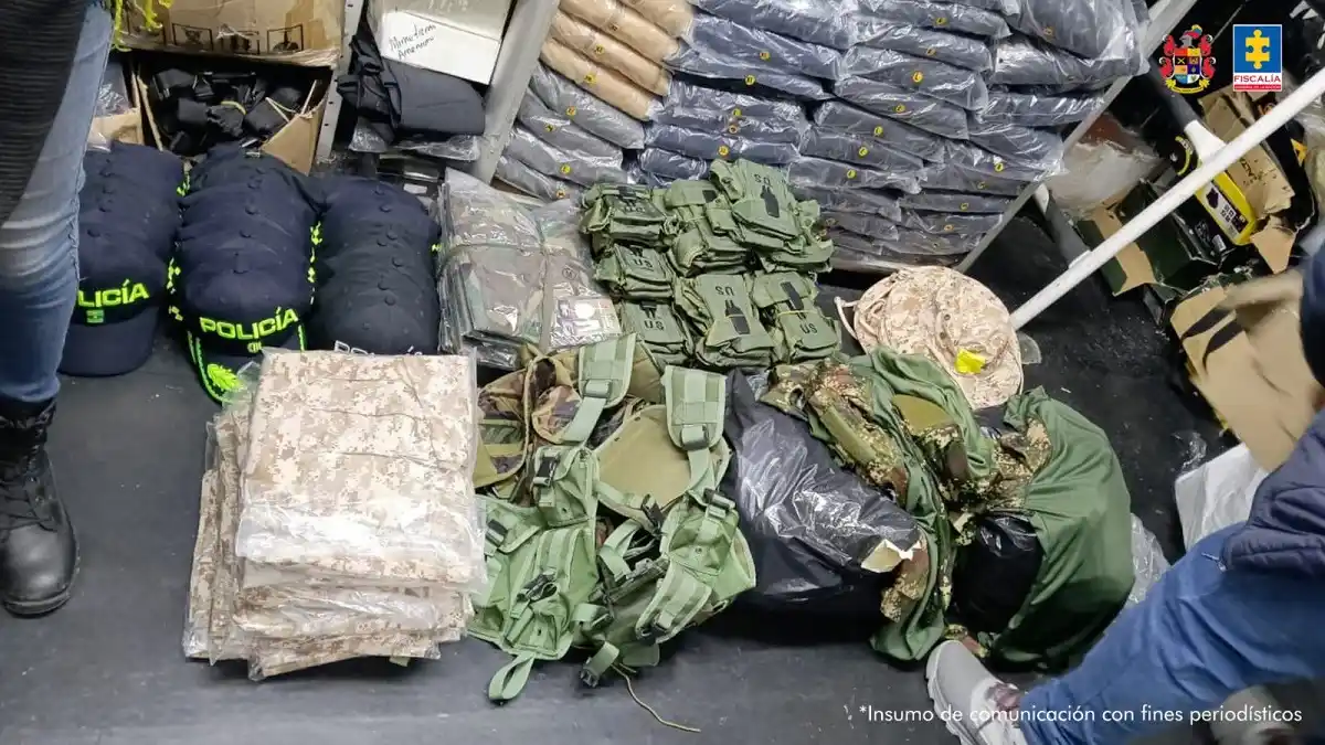 EN COLOMBIA incautan más de dos toneladas de falsos uniformes y otros elementos de la Fuerza Armada