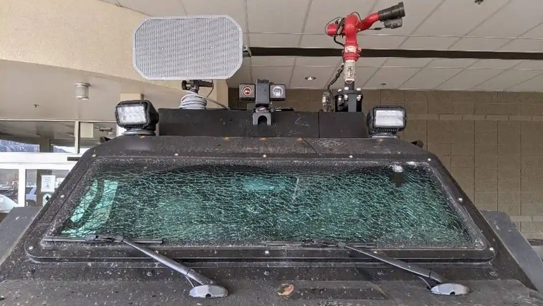 EE.UU.: multitudinaria fiesta universitaria termina en enfrentamientos violentos y policías heridos