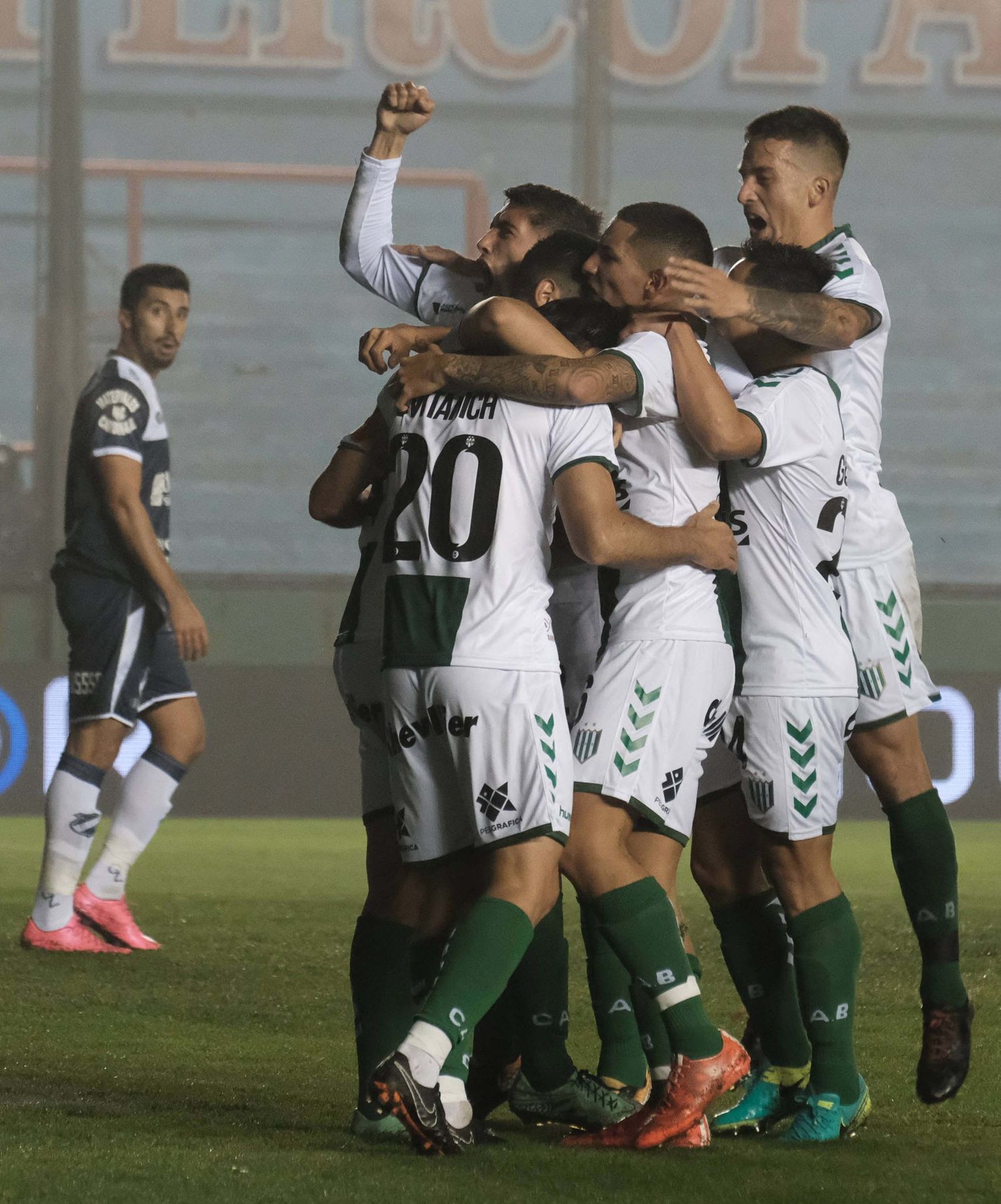 En Uruguay, Banfield va por una alegría necesaria