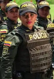 Mujeres policías redujeron a ladrones en un bus de Bogotá