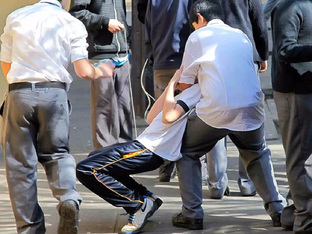 Una chica de 13 años apuñaló a un compañero en el colegio