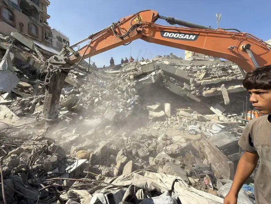 El derrumbe de un edificio de apartamentos en Gaza dejó al menos 20 muertos y decenas de desaparecidos