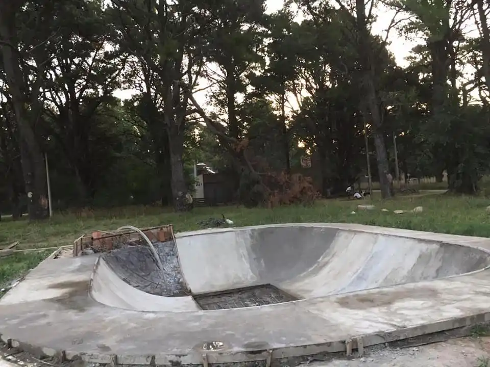 Recta final en la construcción del bowl para practicar skate