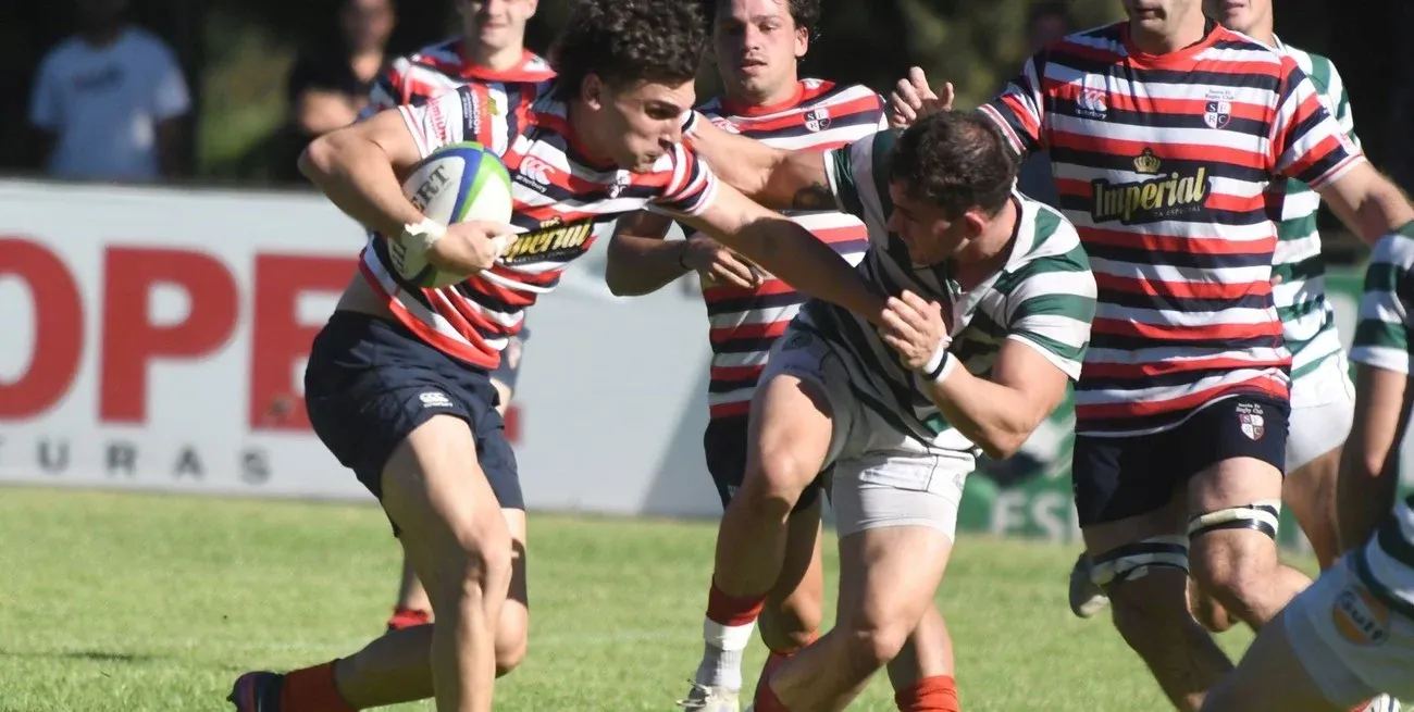 Juani González ataca con el apoyo de Tomás Longo y un defensor "colgado". Más atrás, se acercan Ramiro Giménez Melo y Francisco Ávalos. Fue en uno de los pocos ataques que tuvo Santa Fe Rugby en el partido. Crédito: Luis Cetraro.