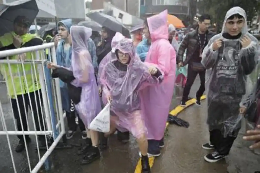 Fans se retiran del lugar tras la reprogramación del show