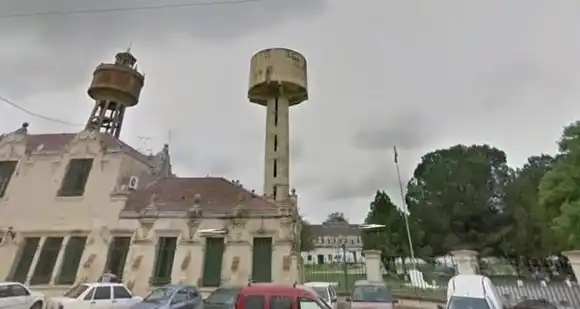 VIDEO | Se desplomó un viejo tanque de agua de la Cárcel de Coronda desde 40 metros de altura