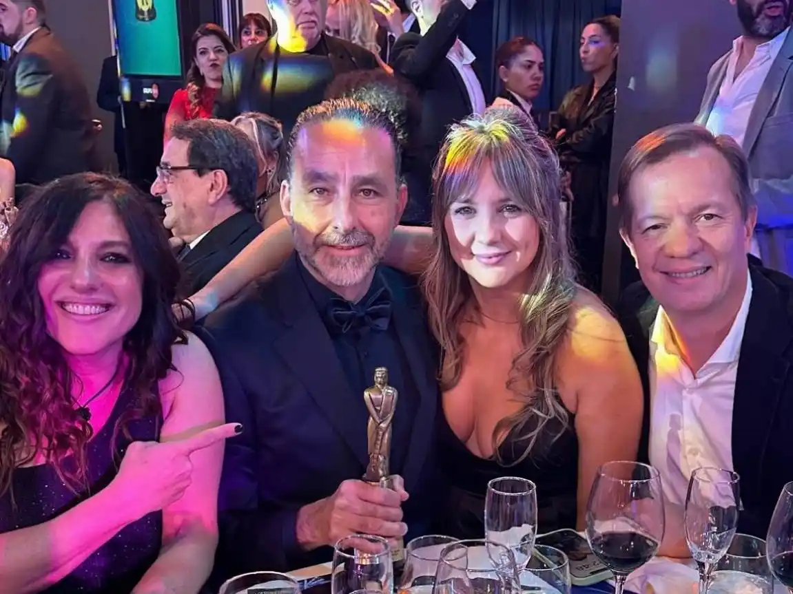 El locutor necochense Pablo Bricker fue distinguido con el Martín Fierro de la Radio 2025 en la categoría Labor en Locución Masculina