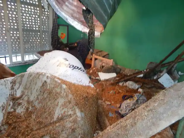 Un tanque de agua cayó sobre el techo: Madre e hijos están internados