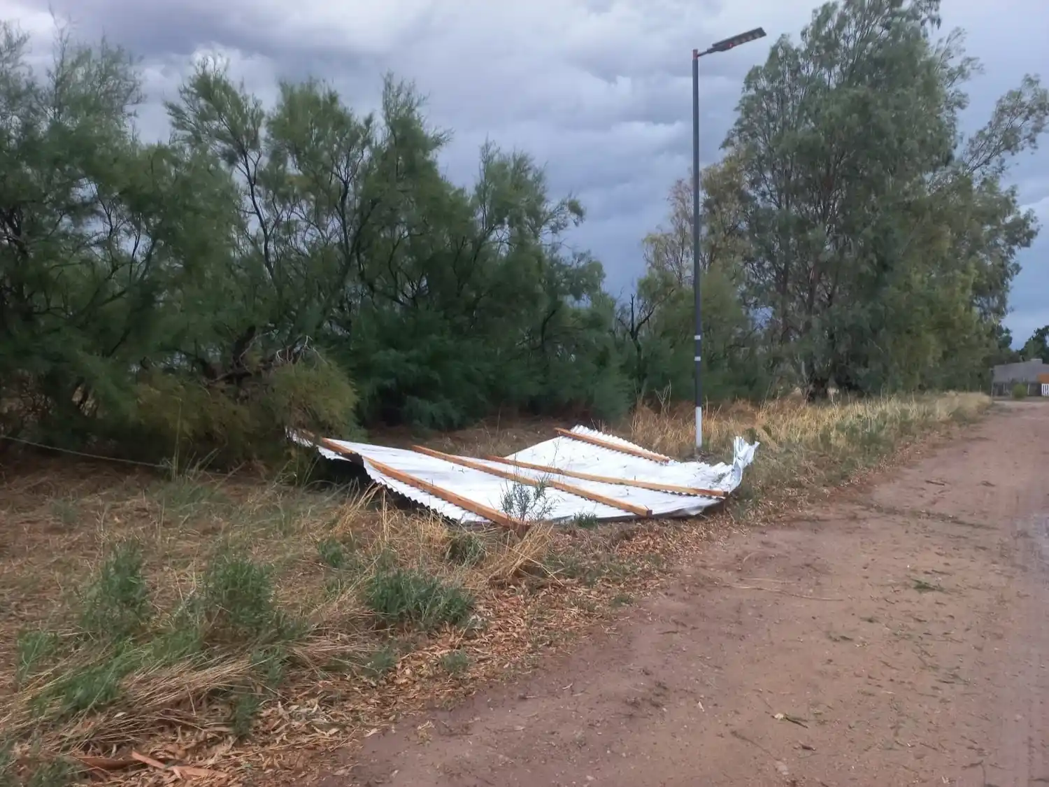 Uno de los techos volados por el viento (Fotos gentileza de FM Manantial de Coronel Dorrego)