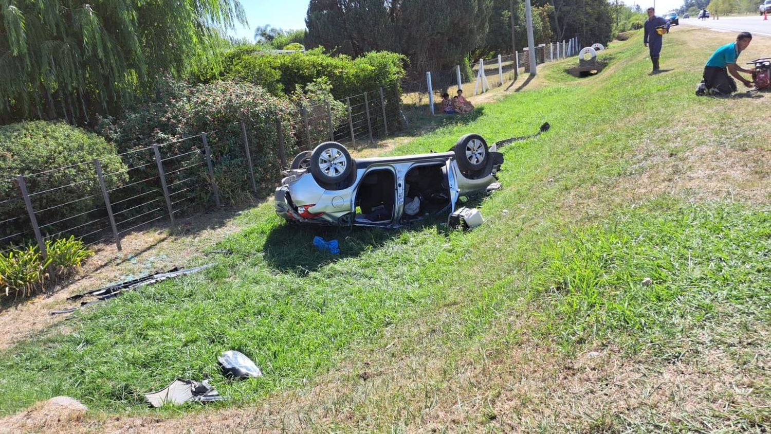 Murió una mujer de 75 años al volcar su auto en el ingreso a una ciudad entrerriana