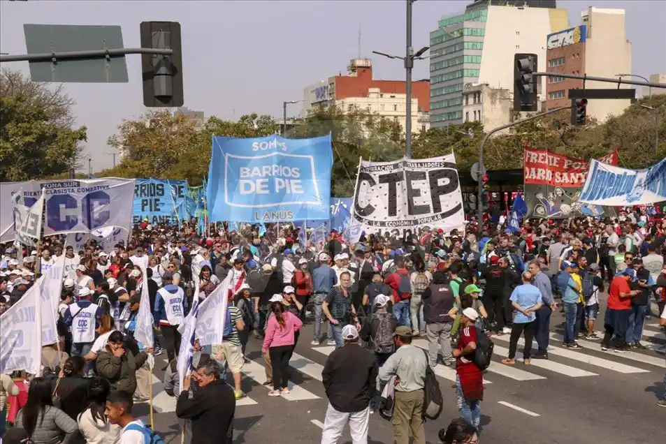 Un gobierno desorientado y debilitado con opositores implacables adentro
