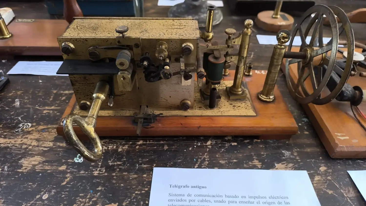 La Escuela Normal inauguró la muestra  “Aquel laboratorio de ayer”