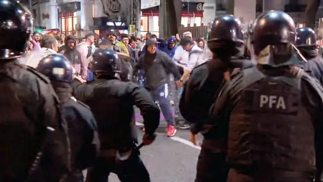 Tras la aprobación de la Ley Bases, hubo nuevos enfrentamientos entre los manifestantes y la policía