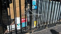 Rompieron un vidrio y robaron en un local de Villa Italia