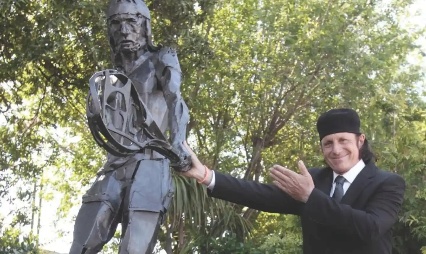 Guillermo Vilas el día del descubrimiento de la estatua.