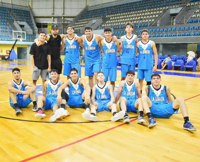 Los pibes de La Unión
festejaron ante Unión