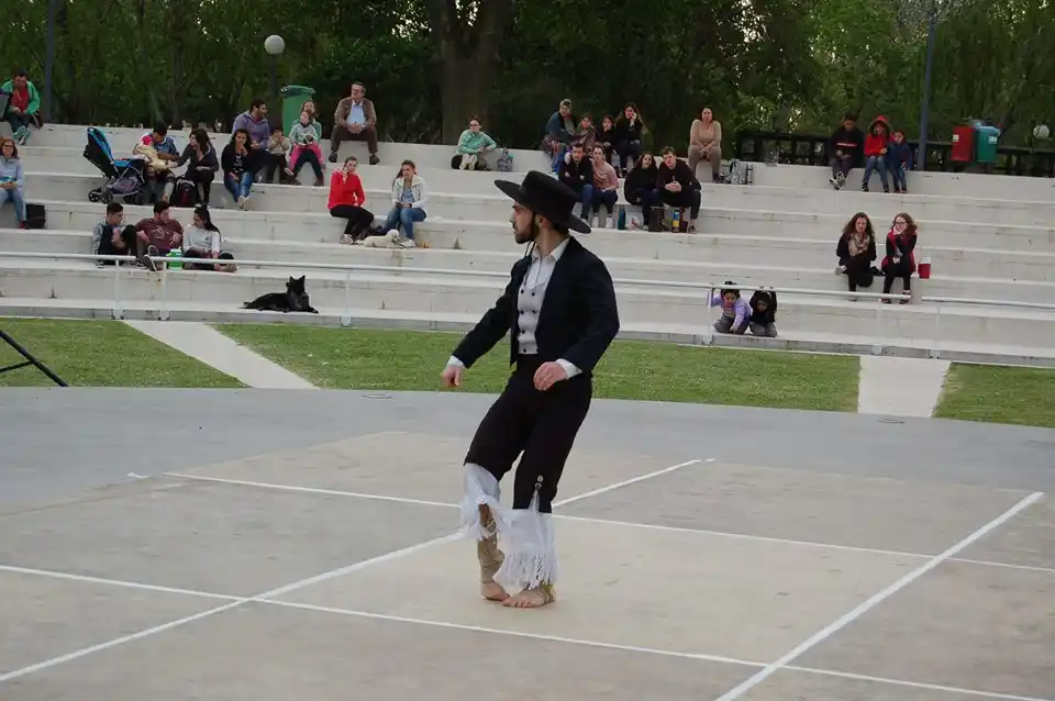 El anfiteatro se viste de danzas, música y artesanías