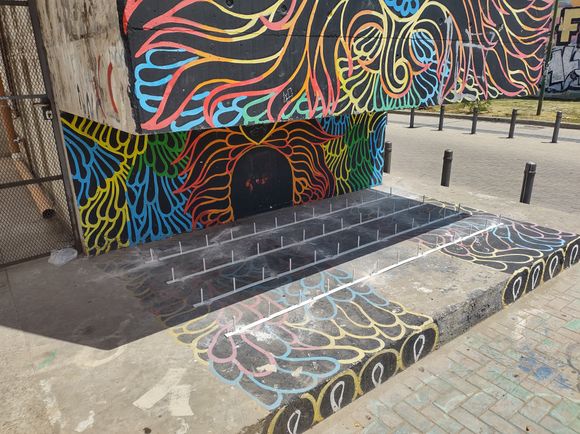 ¿Una solución que no resuelve nada? Colocaron “pinchos” en el Paseo de las Artes para que no se "instalen" personas