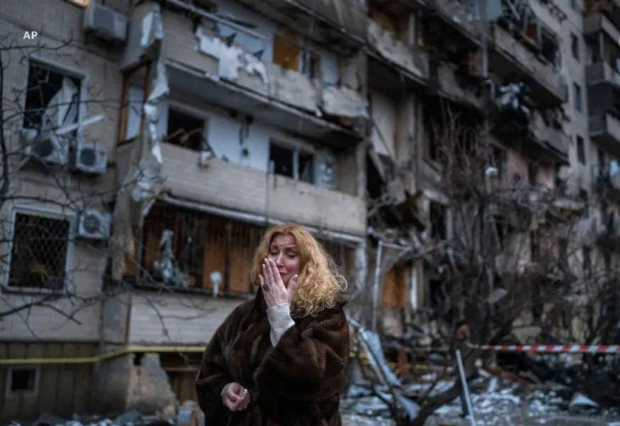 Un video muestra el momento exacto en el que un edificio residencial de Kiev es atacado por un misil