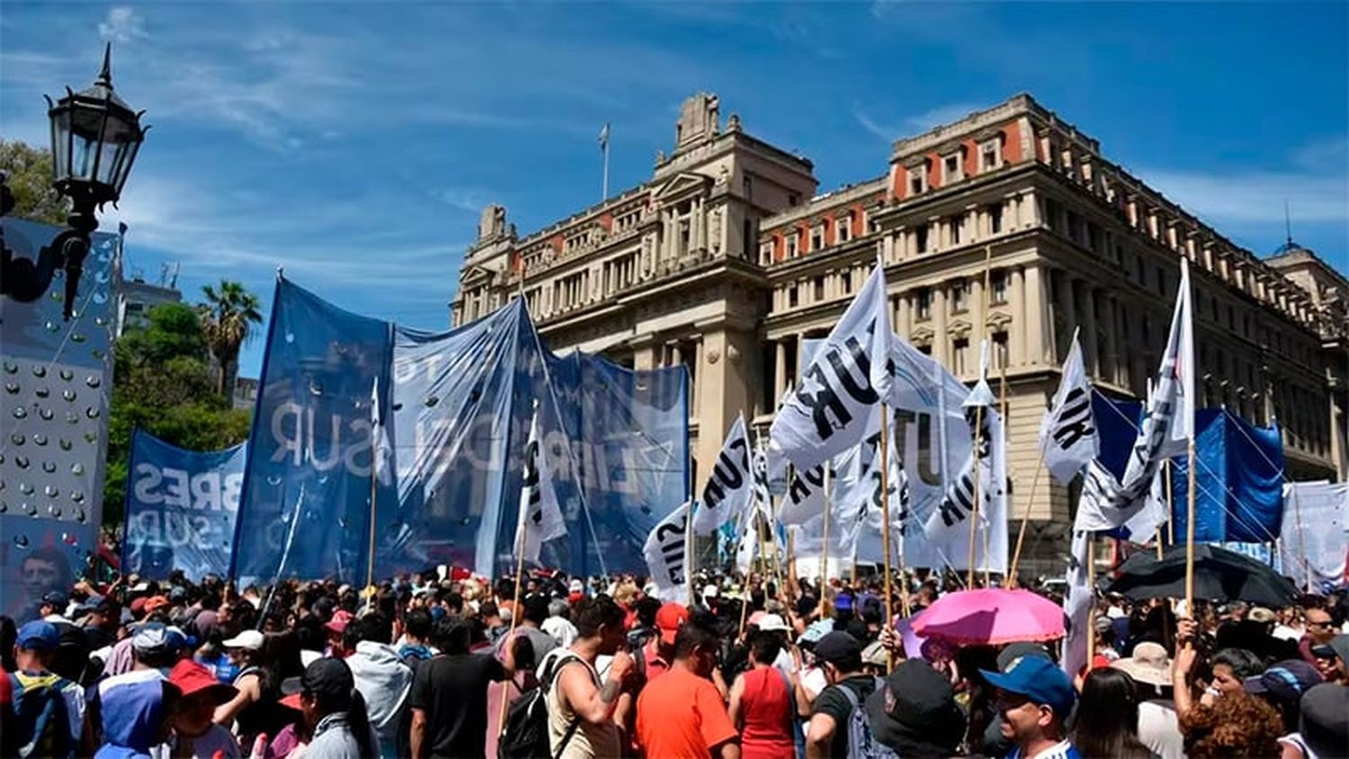 La CGT marcha contra el DNU: “No somos la casta, somos los trabajadores”