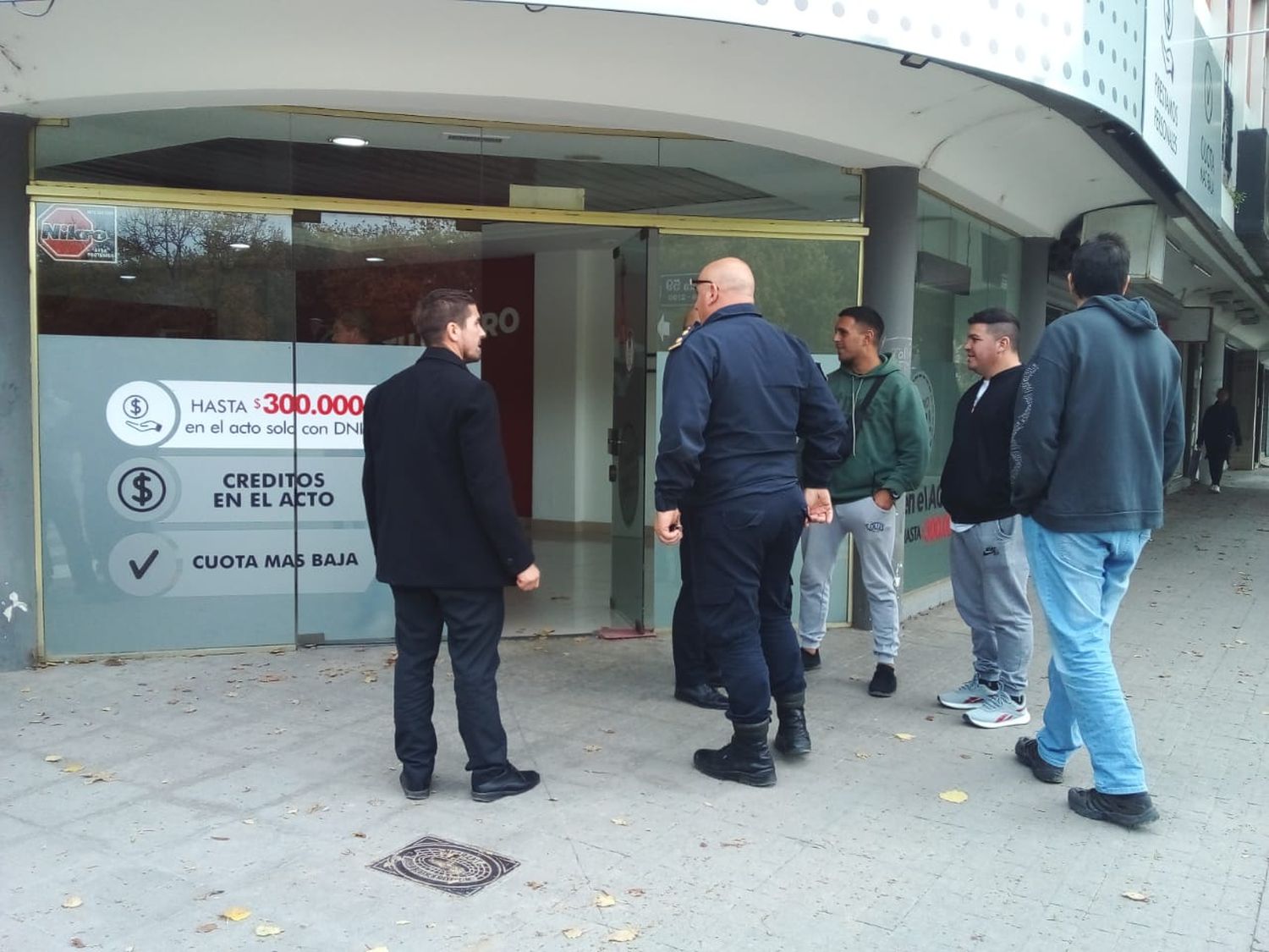 Policías y funcionarios judiciales en el escenario de los hechos