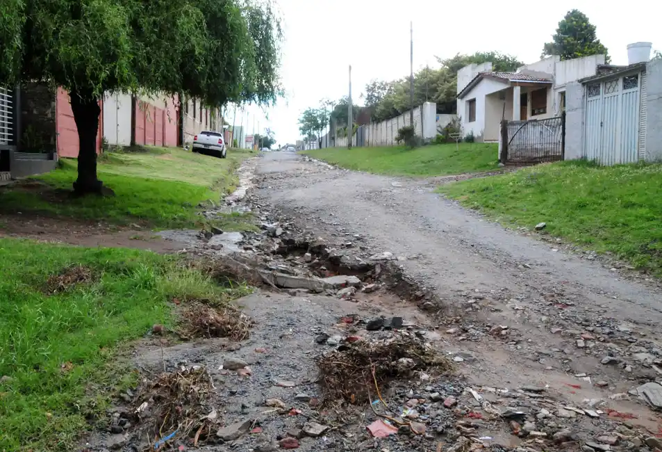 Vecinos de Bariffi al 400 piden soluciones por el estado avanzado de deterioro de la calle