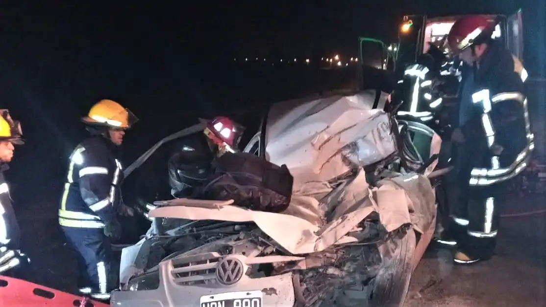 Accidente en ruta 9: un auto chocó por detrás a un camión y el conductor está grave