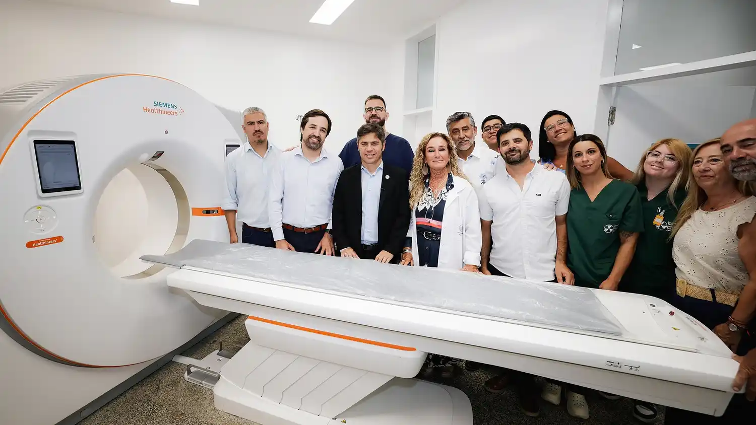 kicillof en la nueva sala del tomógrafo del hospital interzonal de agudos dr. oscar alende