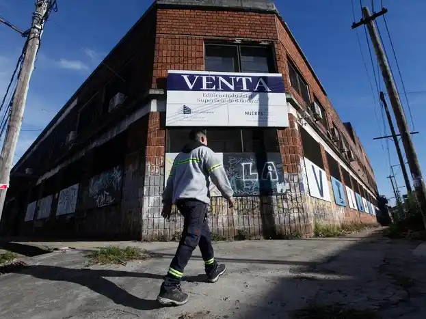 Cerraron mil empresas por mes en un año y medio