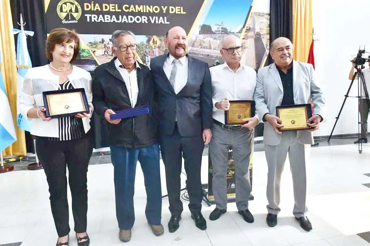 El Gobernador encabezó el acto por el 
Día del Camino y del Trabajador Vial