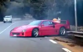 Así quedó el coche, luego del accidente en la carretera
