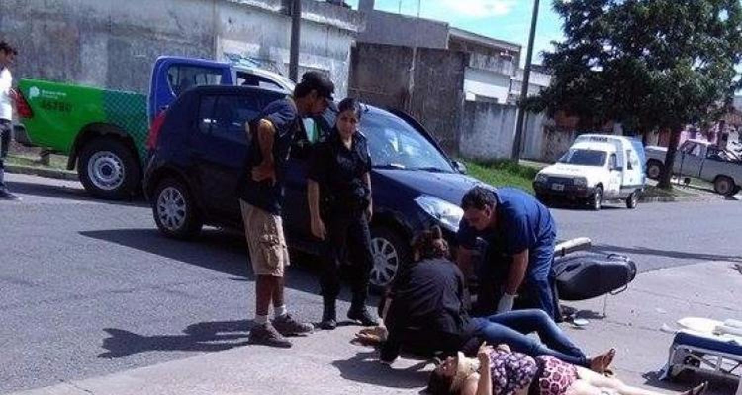 Operan a una mujer que chocó en moto