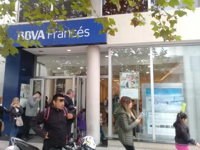 Multan a tres bancos en $ 15 millones por incumplimientos con clientes