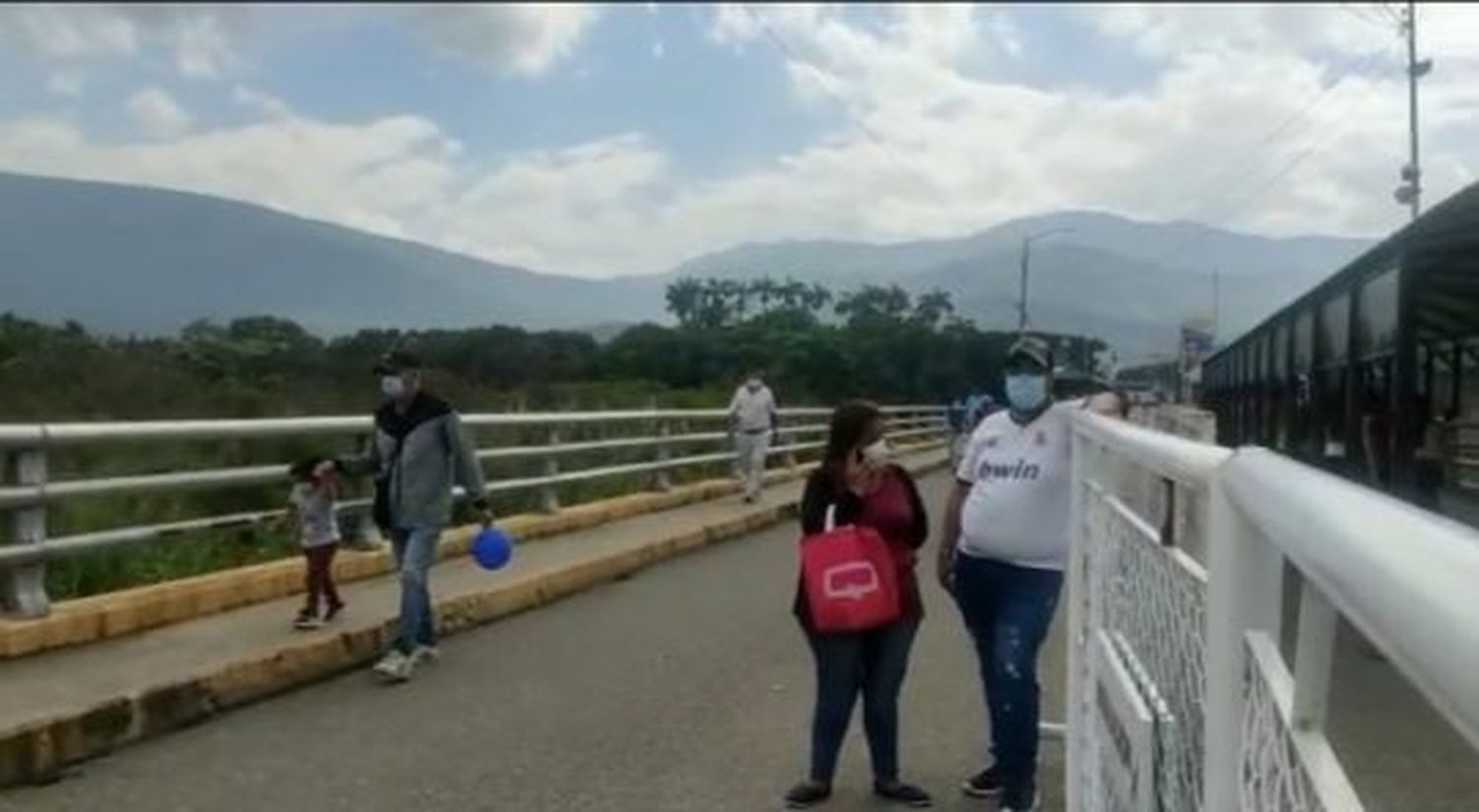 ENFRENTAMIENTO EN LAS TROCHAS afectó el libre tránsito por el puente internacional Simón Bolívar