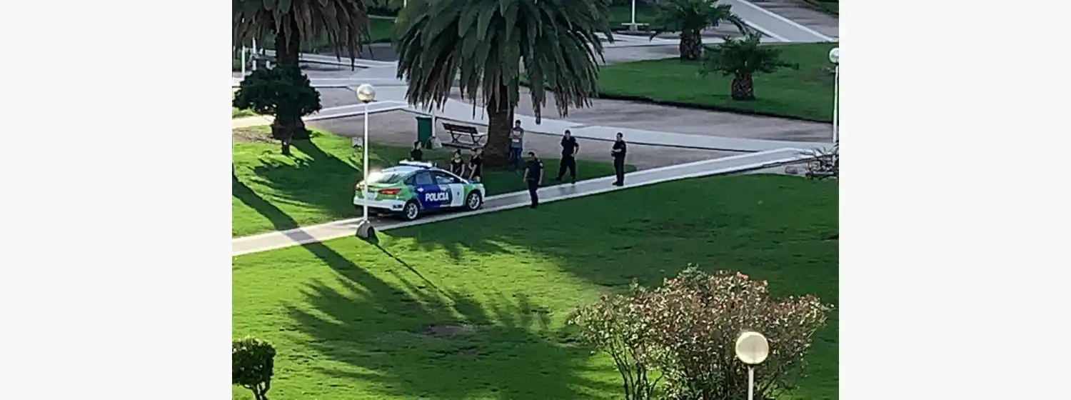 Hijos del rigor y la inconsciencia: no ingresan a las playas, pero toman sol en Plaza Colón