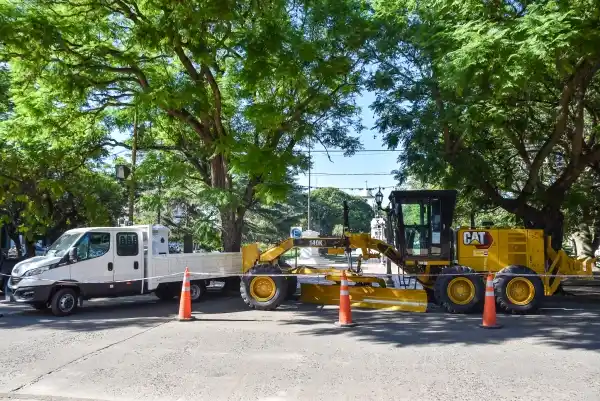 La municipalidad de Chascomús incorpora una motoniveladora y un camión con caja al parque automotor