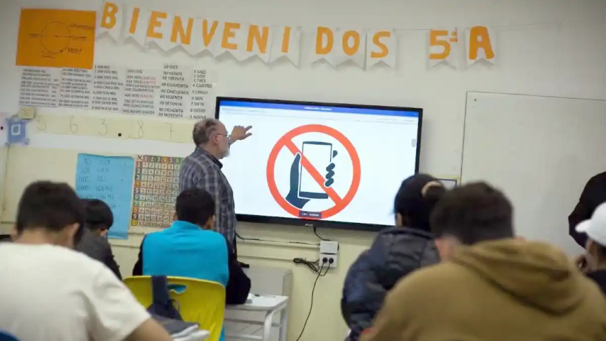 Mar del Plata. El Concejo evalúa limitar celulares en aulas primarias