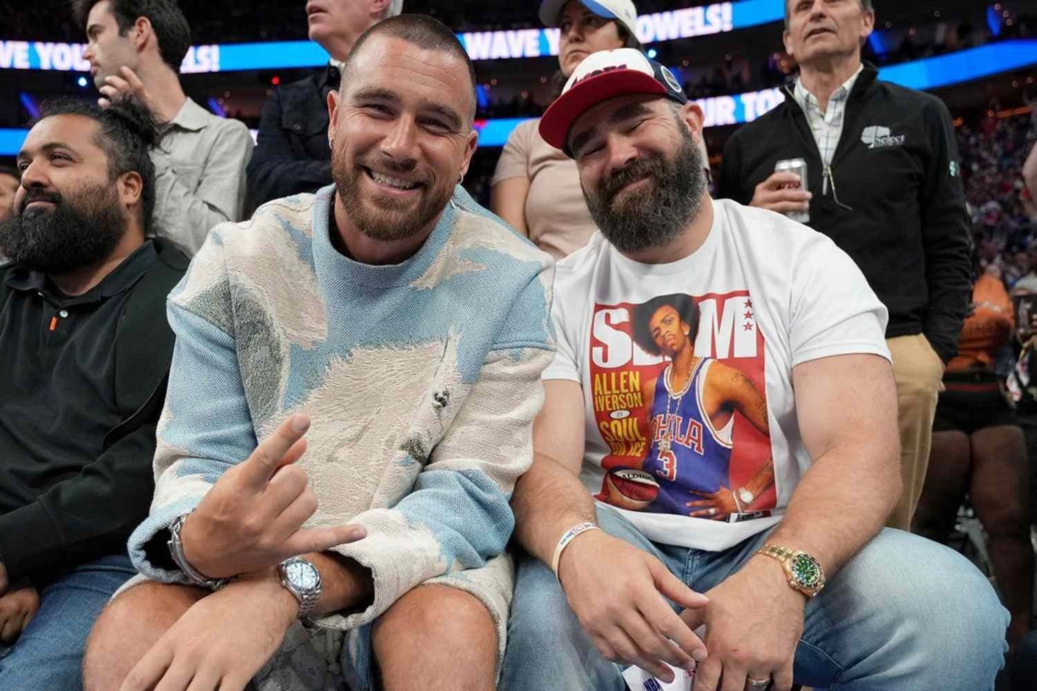 Jason Kelce se burla de su hermano Travis por faltar a la grabación de un anuncio con su padre