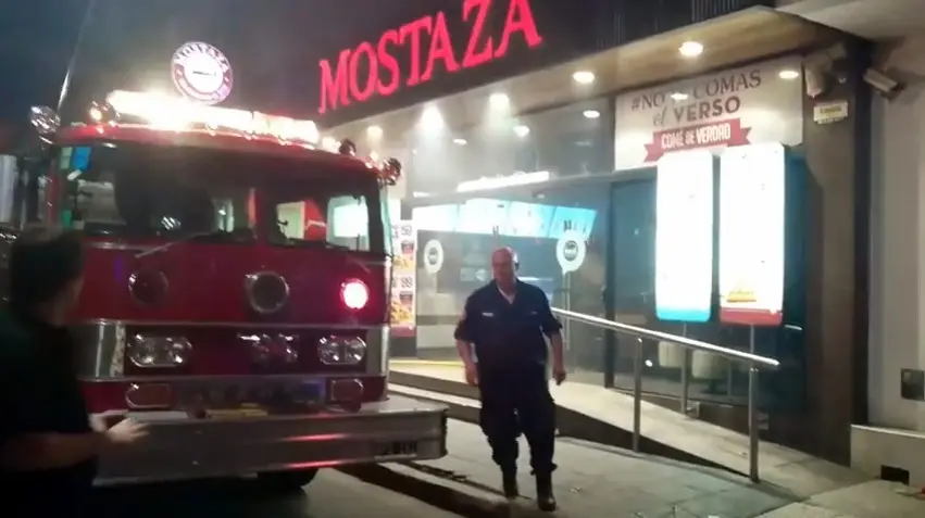 Pánico y evacuados tras incendio en un local de Mostaza en Luján 