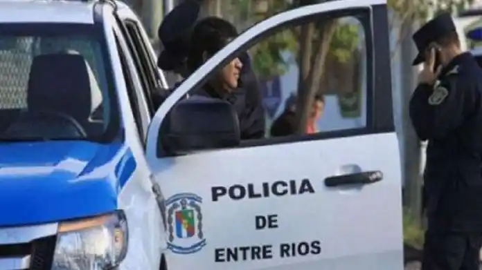 Joven fue detenido al intentar agredir a policías durante un operativo