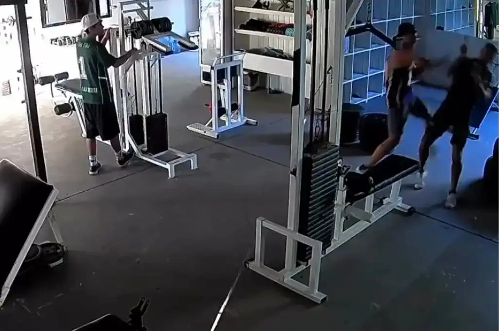 VIDEO | “¿Querés pelear, pedazo de gil?”: discutieron y lo noqueó de una trompada en un gimnasio