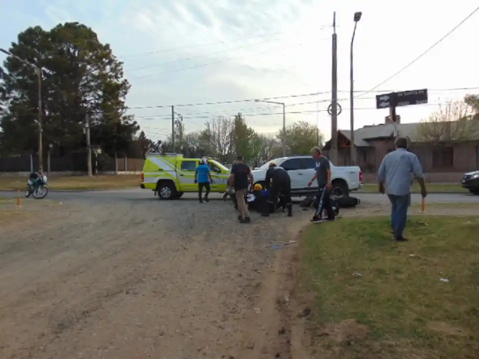 Venado Tuerto: choque entre camioneta y moto, termina con un joven hospitalizado
