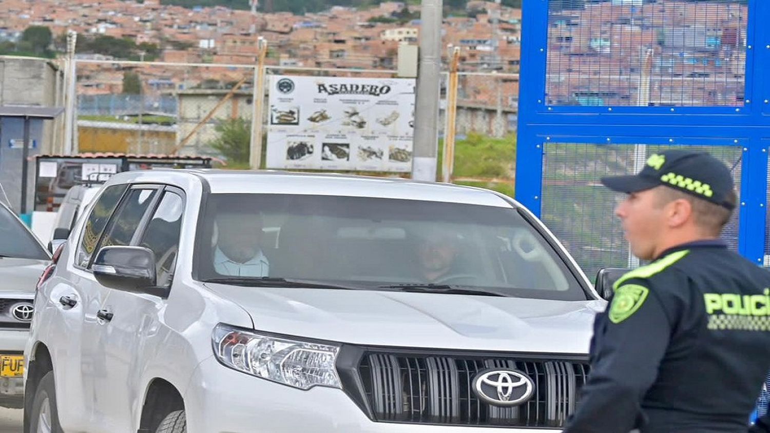 SALVATORE MANCUSO ESTÁ LIBRE: salió de La Picota fuertemente custodiado