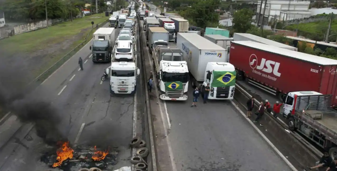 Brasil: ya son 160 carreteras bloqueadas tras los resultados del triunfo de Lula