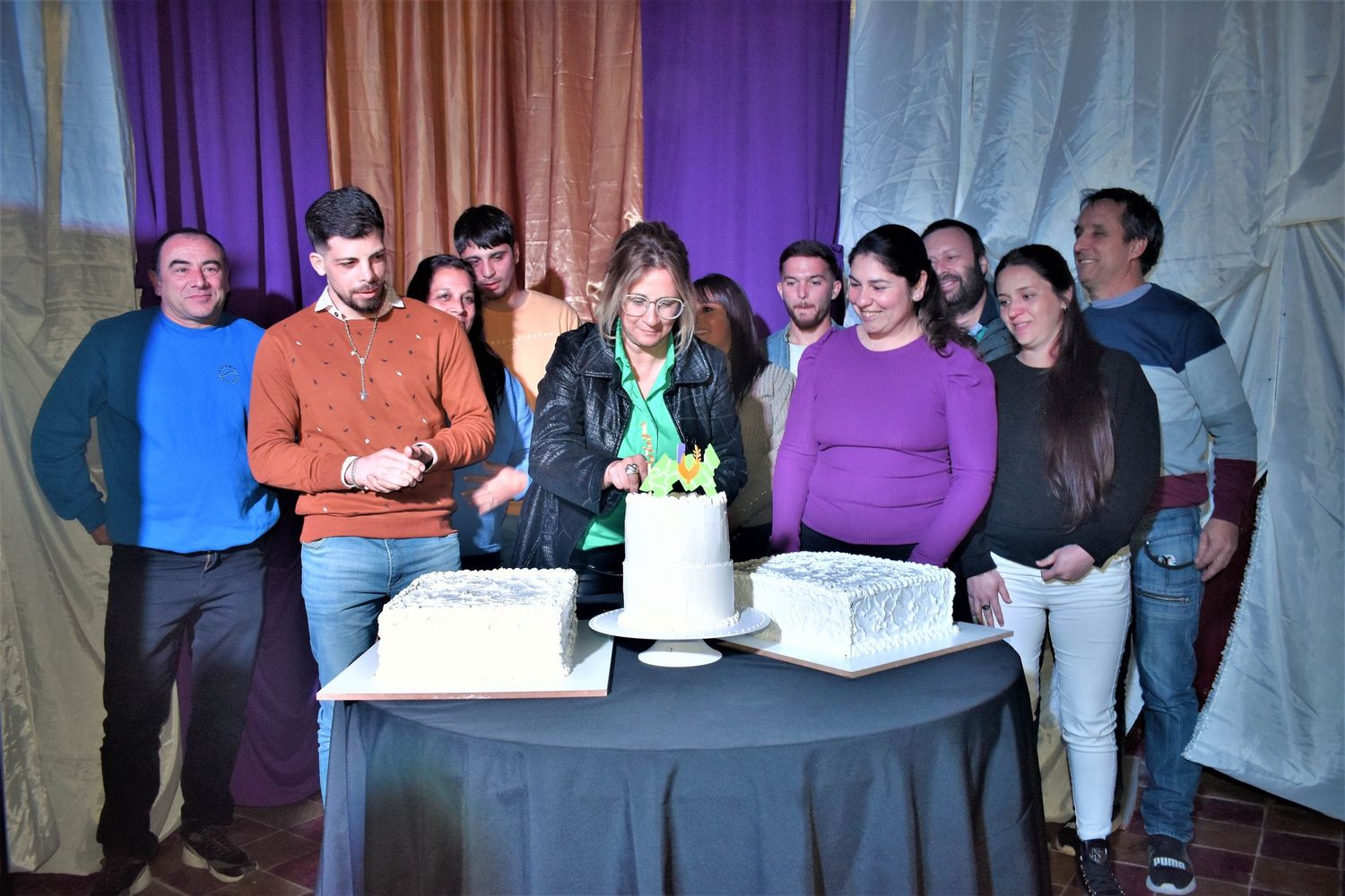 Festejo en equipo. Bernardi junto a la comisión comunal en el cierre de las celebraciones en Villada