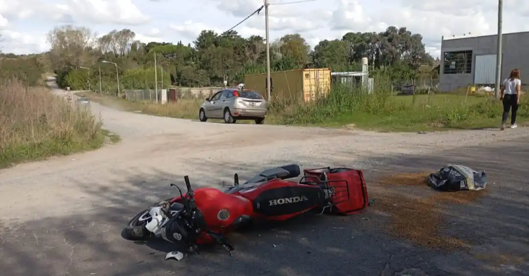 Un hombre debió ser hospitalizado tras un choque entre un auto y una moto