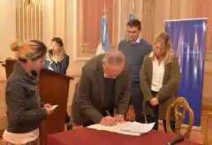 Provincia y Municipio realizaron un nuevo acto de firma de escrituras