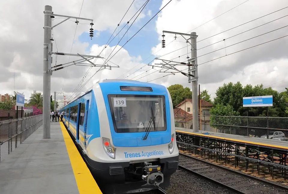 Avellaneda: Vecinos cortaron las vías del tren en reclamo por los cortes de luz